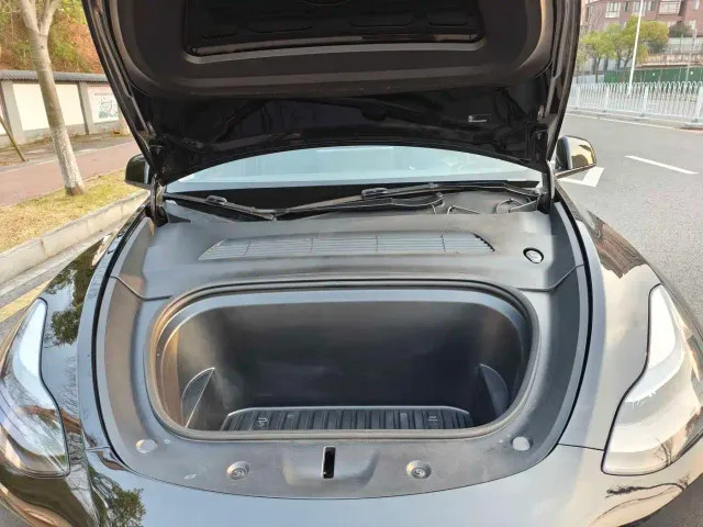 Tesla Model Y — Фото автомобиля 9