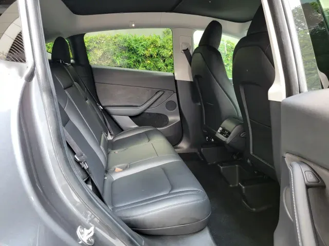Tesla Model Y — Фото автомобиля 12