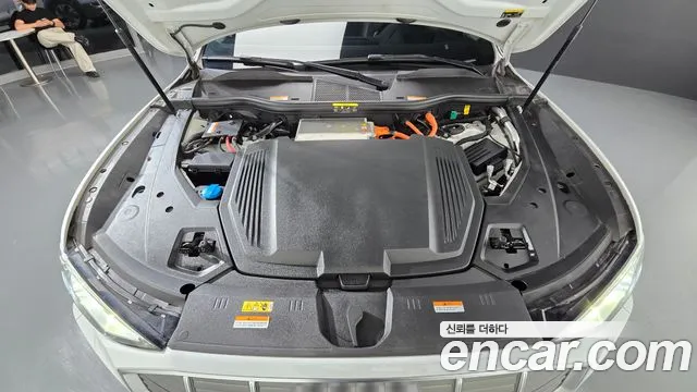 Audi e-tron — Фото автомобиля 6