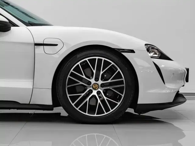 Porsche Taycan — Фото автомобиля 8