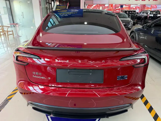 Tesla Model 3 — Фото автомобиля 3