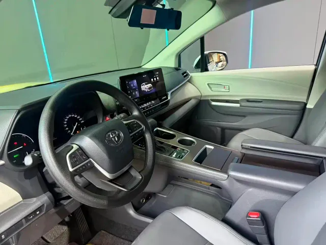 Toyota Sienna — Фото автомобиля 11
