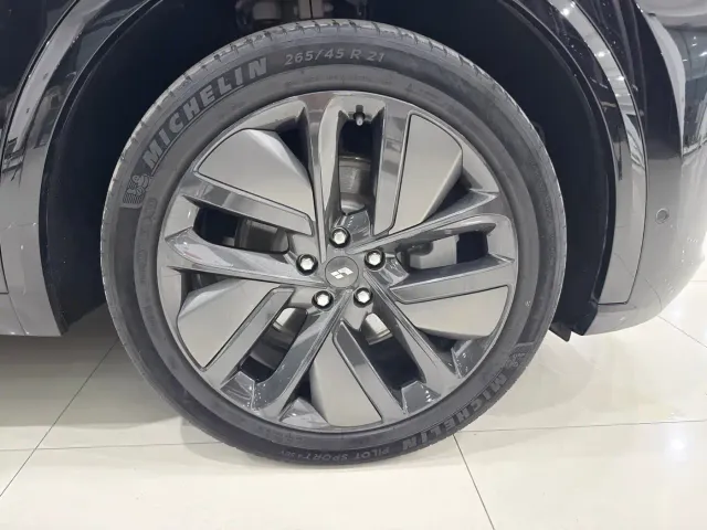 Li Auto L9 — Фото автомобиля 12