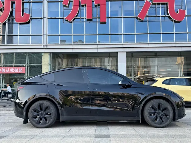 Tesla Model Y — Фото автомобиля 6