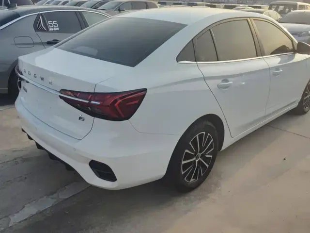 Roewe i5 — Фото автомобиля 3