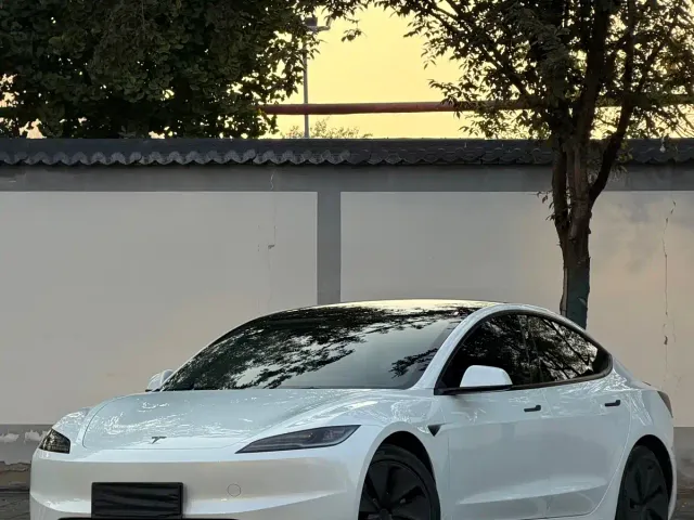 Tesla Model 3 — Фото автомобиля 2