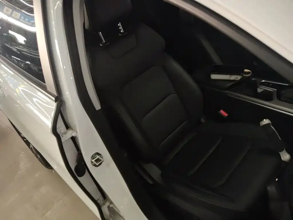Geely Emgrand 2025 4th Gen 1.5L CVT Soaring Dragon Edition — Фото автомобиля 24