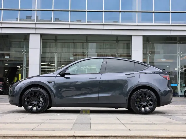 Tesla Model Y — Фото автомобиля 8