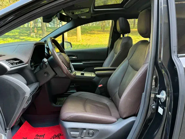 Toyota Sienna — Фото автомобиля 9
