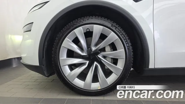 Tesla Model Y — Фото автомобиля 5