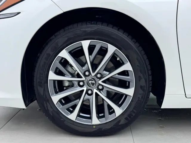 Lexus ES — Фото автомобиля 16