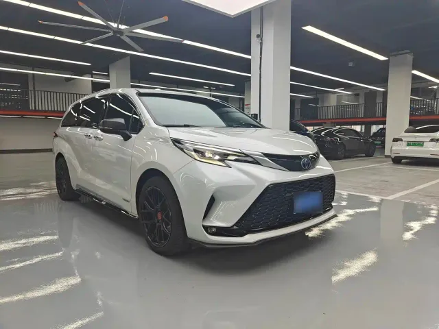 Toyota Sienna — Фото автомобиля 3