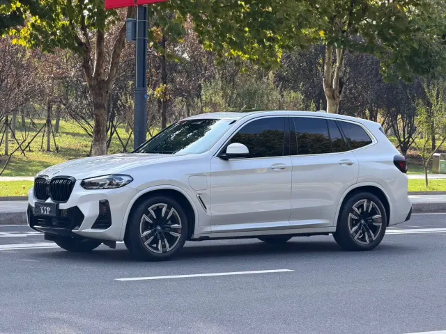 Фотография автомобиля — BMW iX3