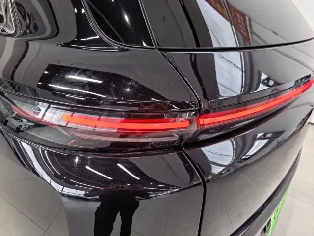 Li Auto L8 — Фото автомобиля 11