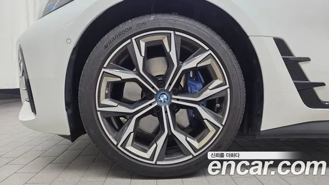 BMW i4 — Фото автомобиля 5