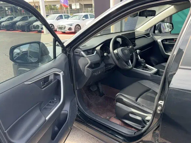 Toyota RAV4 — Фото автомобиля 11