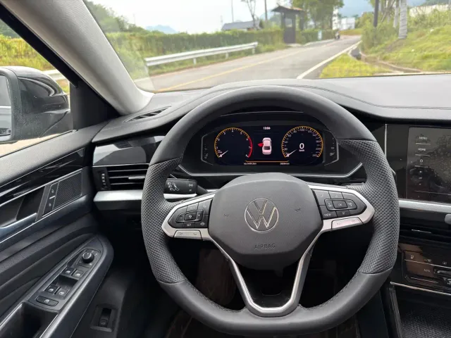 Volkswagen Passat — Фото автомобиля 11