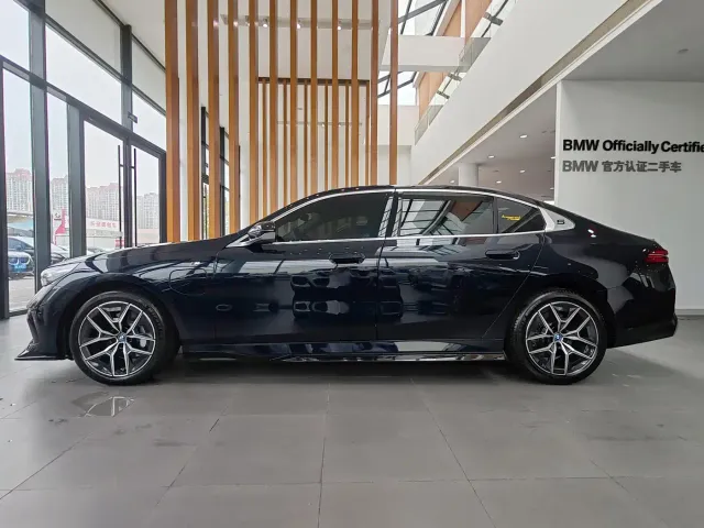 BMW i5 — Фото автомобиля 4