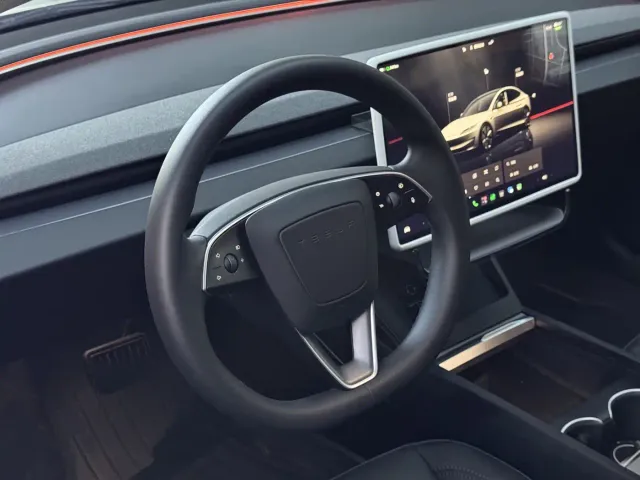 Tesla Model 3 — Фото автомобиля 15