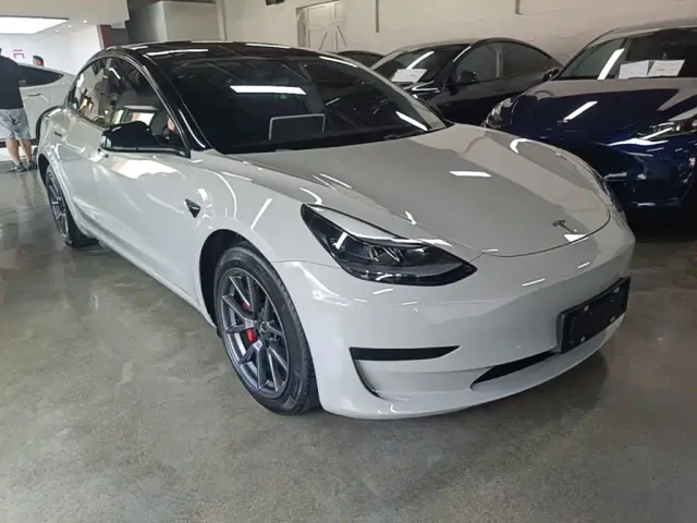 Tesla Model 3 — Фото автомобиля 3