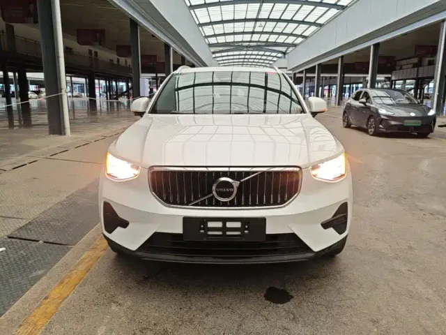 Volvo XC40 — Фото автомобиля 2
