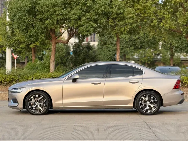 Volvo S60 — Фото автомобиля 4