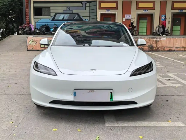 Tesla Model 3 — Фото автомобиля 2