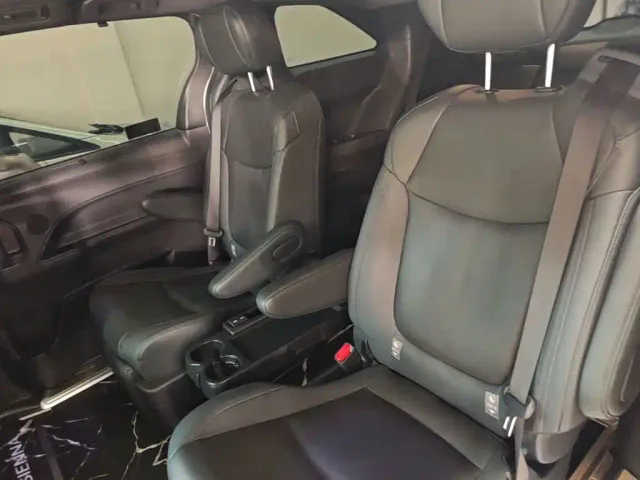 Toyota Sienna — Фото автомобиля 16