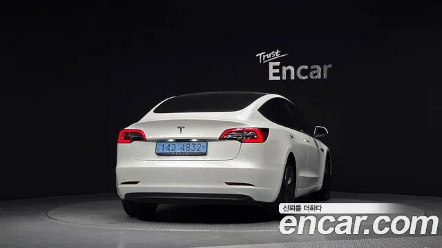 Tesla Model 3 — Фото автомобиля 4