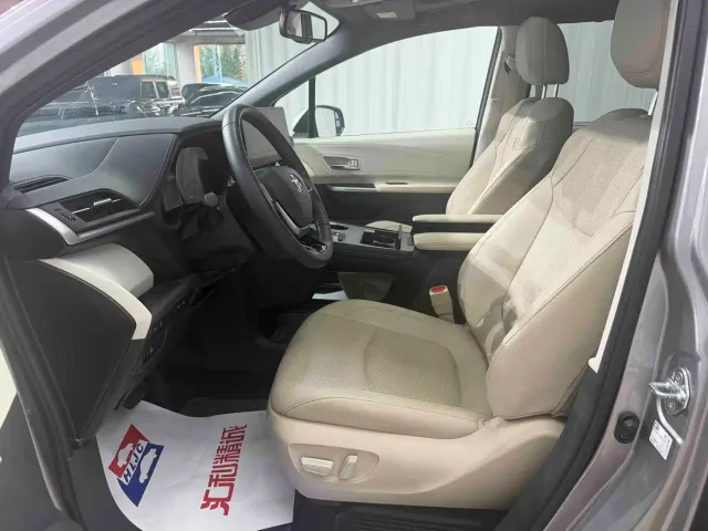 Toyota Sienna — Фото автомобиля 7