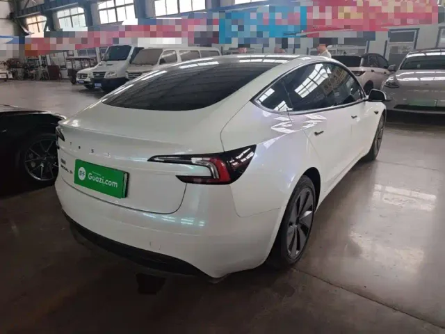Tesla Model 3 — Фото автомобиля 4