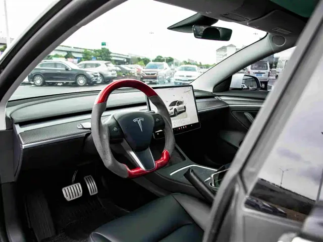 Tesla Model 3 — Фото автомобиля 10