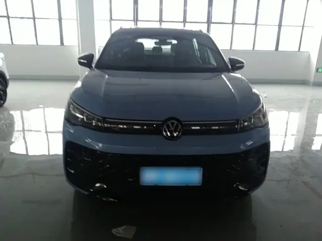Volkswagen Tiguan L — Фото автомобиля 2