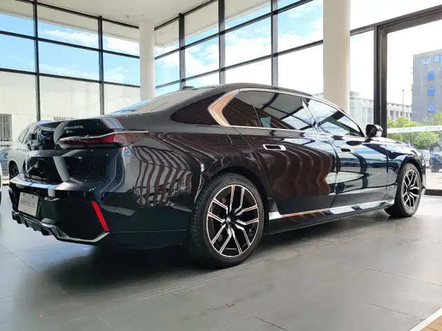 BMW i7 — Фото автомобиля 5