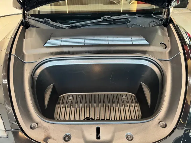 Tesla Model Y — Фото автомобиля 14