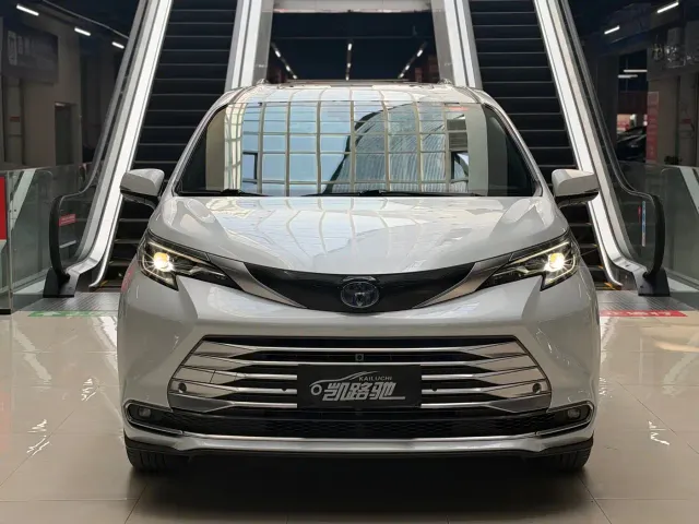 Toyota Sienna — Фото автомобиля 2