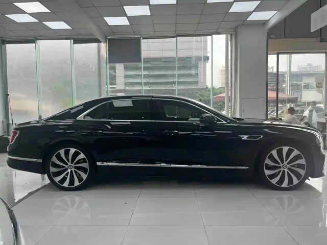 Bentley Flying Spur — Фото автомобиля 10