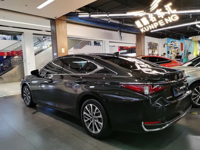 Lexus ES — Фото автомобиля 3