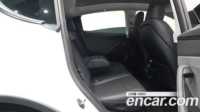 Tesla Model Y — Фото автомобиля 11