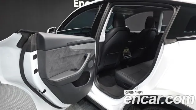 Tesla Model Y — Фото автомобиля 26