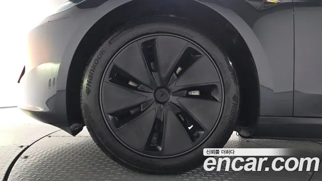 Tesla Model 3 — Фото автомобиля 4