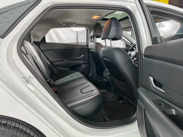Hyundai Elantra — Фото автомобиля 16