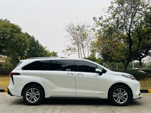 Toyota Sienna — Фото автомобиля 7
