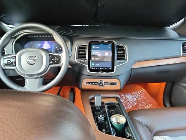 Volvo XC90 — Фото автомобиля 12