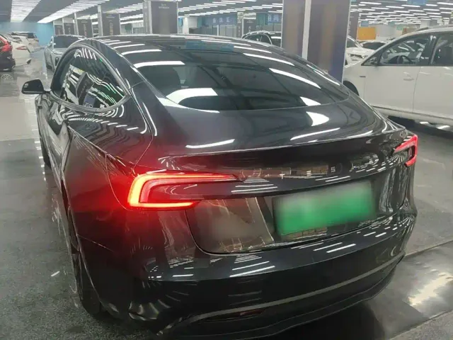 Tesla Model 3 — Фото автомобиля 4