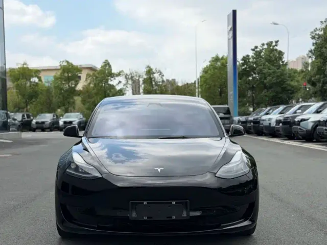 Tesla Model 3 — Фото автомобиля 2