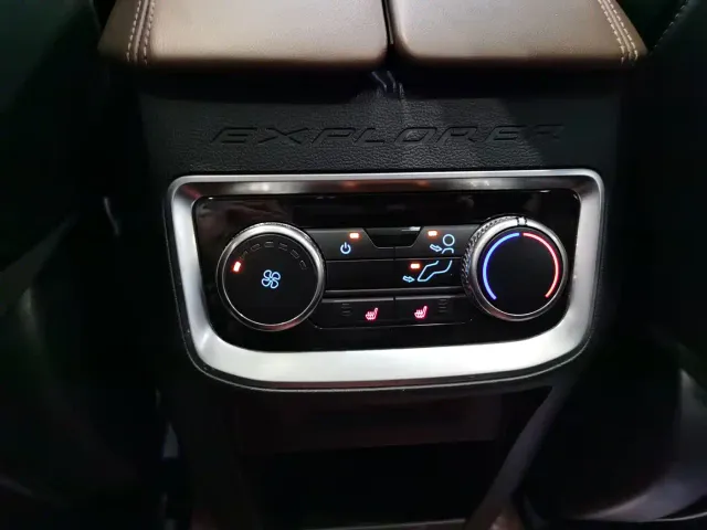 Ford Explorer — Фото автомобиля 12