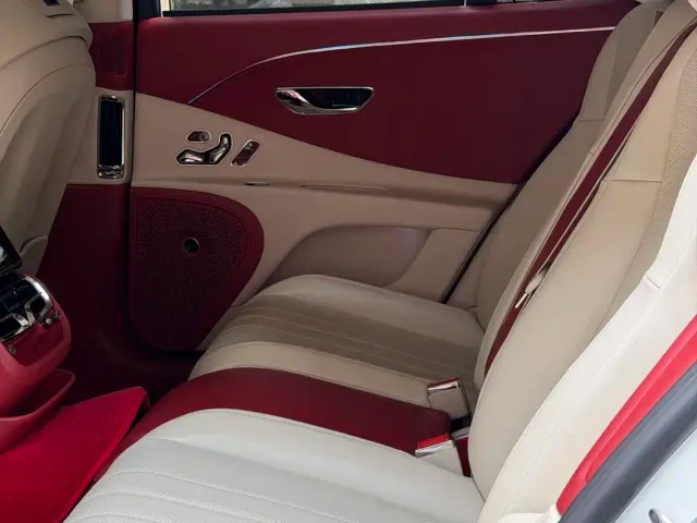 Bentley Flying Spur — Фото автомобиля 12