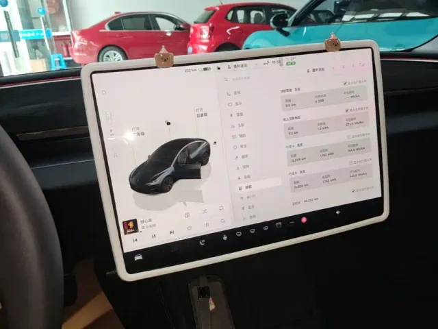 Tesla Model 3 — Фото автомобиля 12