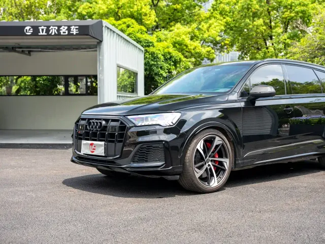 Audi SQ7 — Фото автомобиля 10